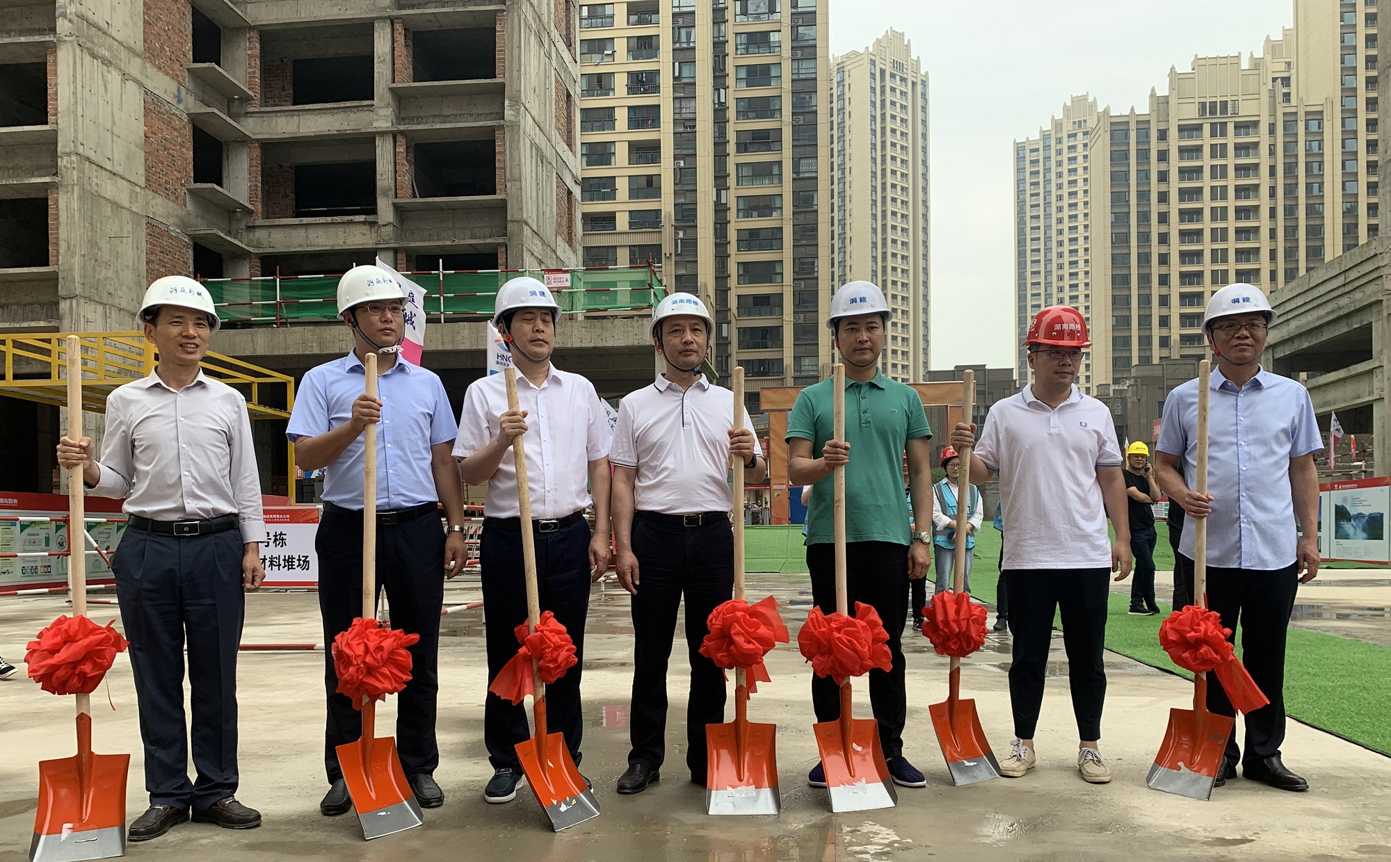 20200619122950.jpg 图片从右至左 第三位 洞庭建投公司总司理陈慎辉 第四位 修建分公司书记兼司理 杨永强 第六位 项目司理杜玮_副本.jpg