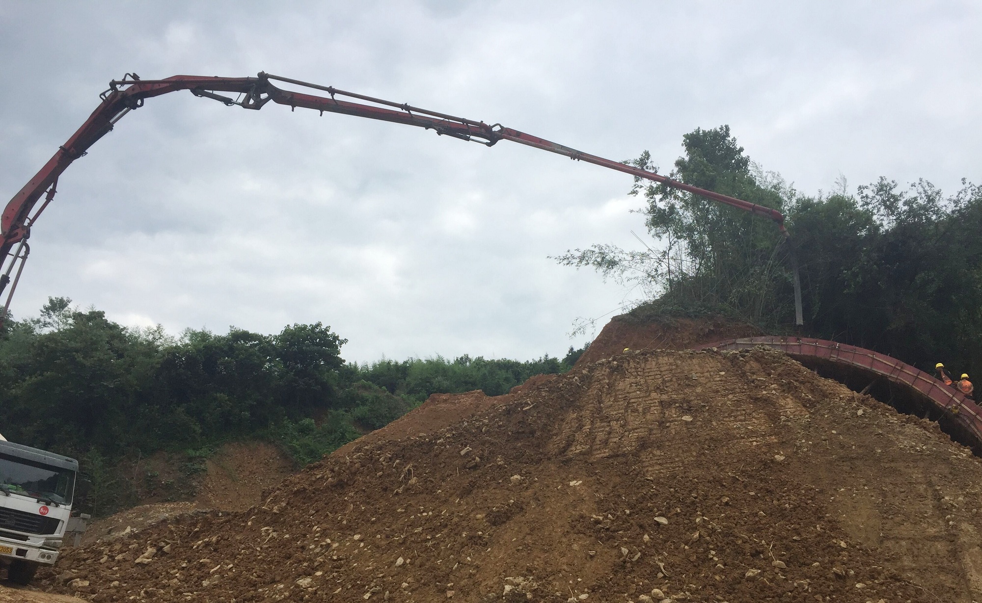 20200710571892.jpg 芷铜5标一处顺遂完成拖冲隧道右洞套拱混凝土浇筑_副本.jpg