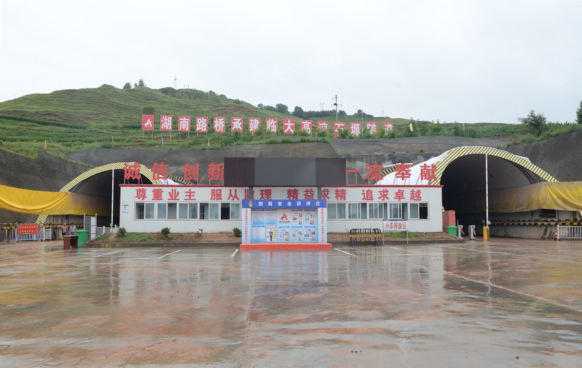 20200810419688.jpg 照片2:新华社甘肃分社、凤凰网甘肃频道等8家媒体采访临大11标项目建设情形.JPG