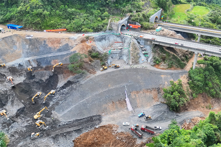 20251121116512.jpg 11多台装备作业.jpg