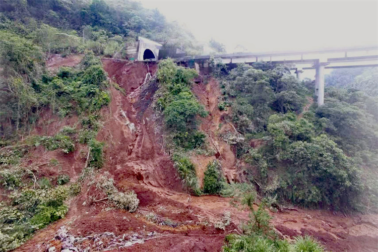 20251121722073.jpg 1边坡滑塌前期影像.jpg